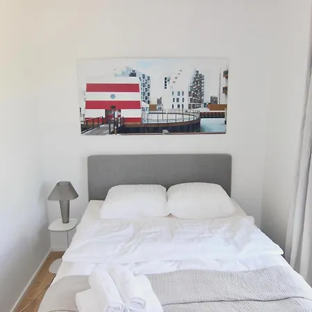 Great 1-bed W Balcony By Harbour Apartment *